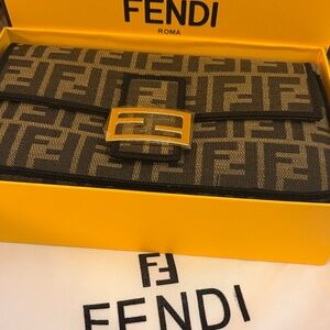 Stunning FENDI Baguette Brown FF Crossbody jacquard fabric bag